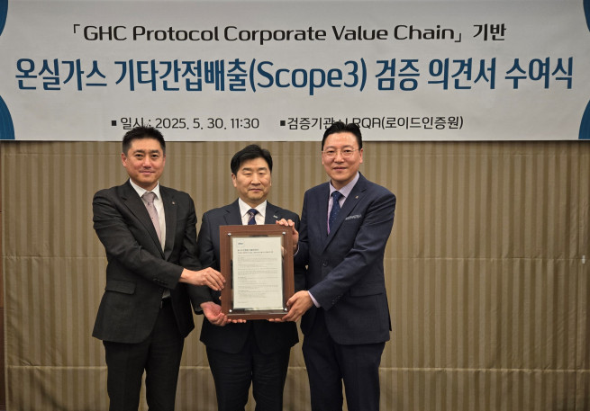 ▲강원랜드가 30일 하이원 그랜드호텔 컨벤션타워에서 온실가스 Scope3 배출량에 대한 외부 검증을 완료하고, 국제 인증기관인 로이드인증원으로부터 검증서를 받았다. (사진제공 = 강원랜드)