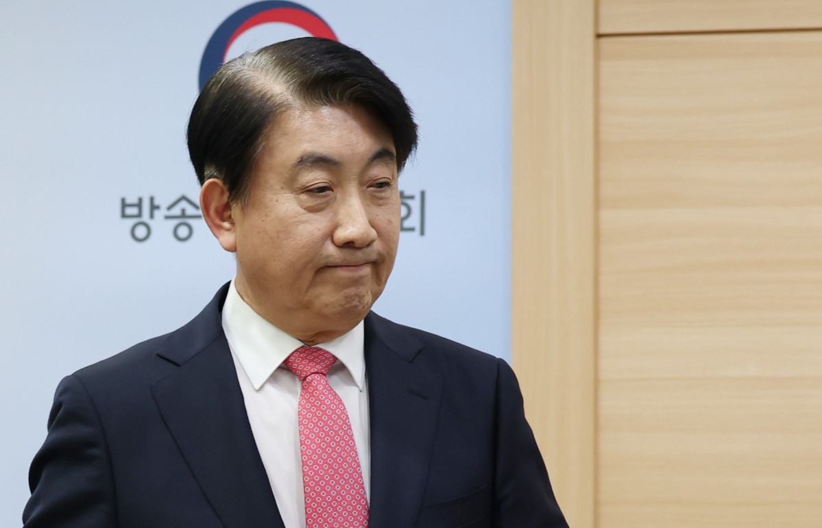 ▲ 이동관 방송통신위원장이 2023년 12월 1일 오후 경기 과천 방송통신위원회 브리핑실에서 사퇴 관련 입장을 밝힌 후 기자실을 나서고 있다. (뉴시스)