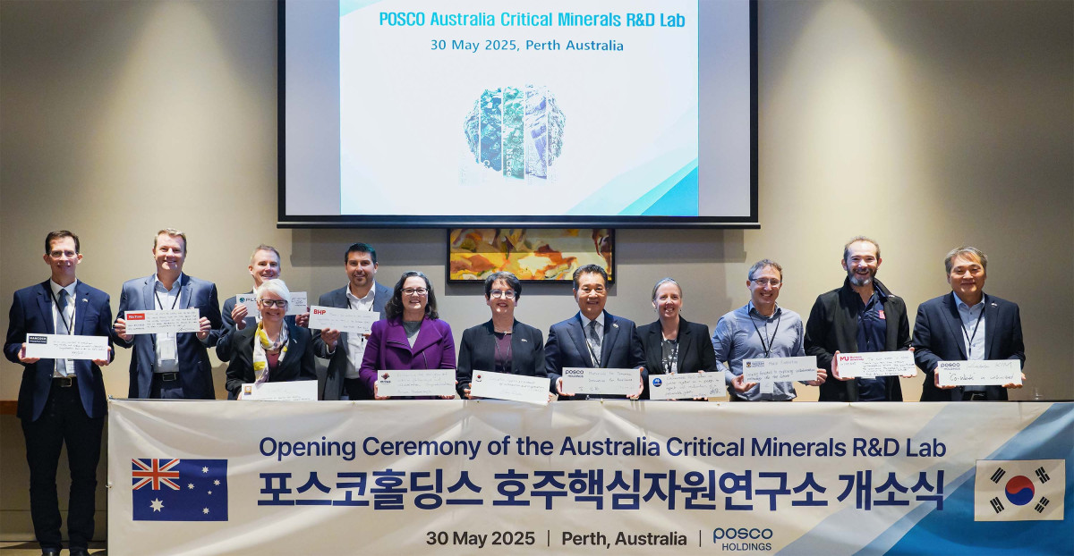 ▲포스코홀딩스포스코홀딩스가 30일 서호주 퍼스에서 호주핵심자원연구소 개소식을 개최한 후 참석자들과 기념사진을 촬영하고 있다 (사진제공=포스코홀딩스)