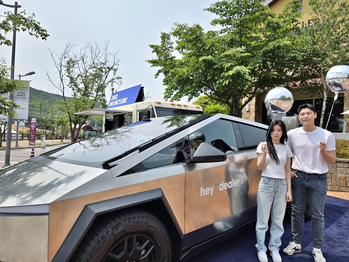 ▲모델이 30일 경기 여주시 상거동에 있는 신세계 여주 프리미엄 아울렛 이스트(EAST)에 전시중인 ‘사이버트럭’을 소개하고 있다. (사진제공=신세계사이먼)