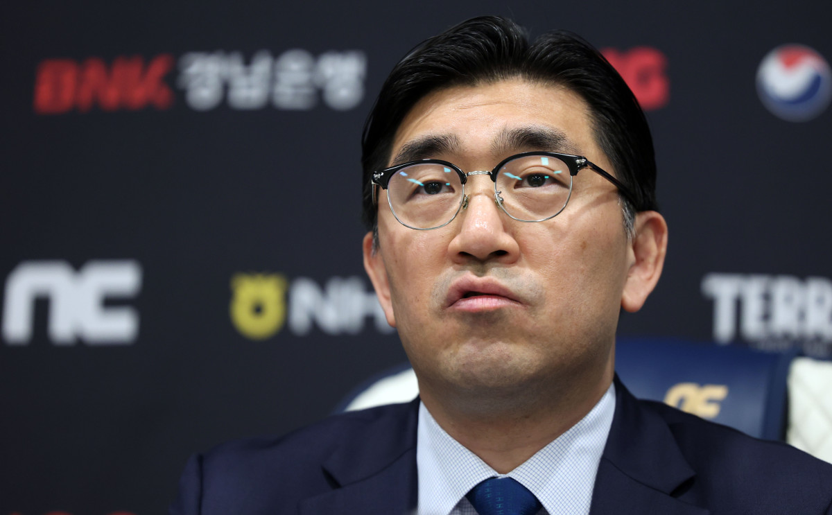 ▲ NC다이노스 이진만 대표가 30일 오후 경남 창원시 마산회원구 창원NC파크에서 야구장 재개장과 관련한 구단 입장과 향후 대처 방안을 브리핑하고 있다. (연합뉴스)