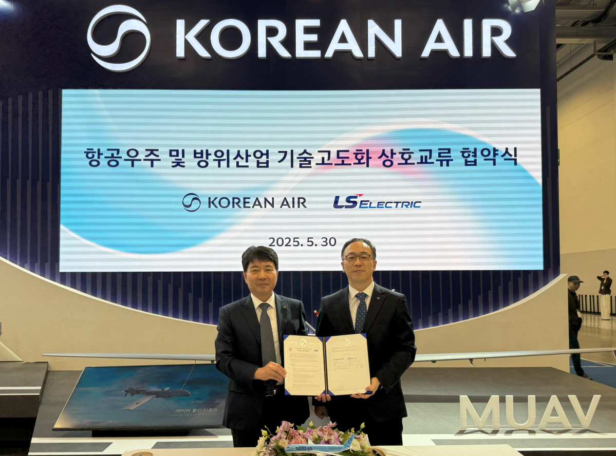 ▲임진규 대한항공 항공우주사업본부장(왼쪽)과 이상준 LS일렉트릭 자동화CIC최고운영책임자가 기념 촬영하고 있는 모습. (사진=대한항공)