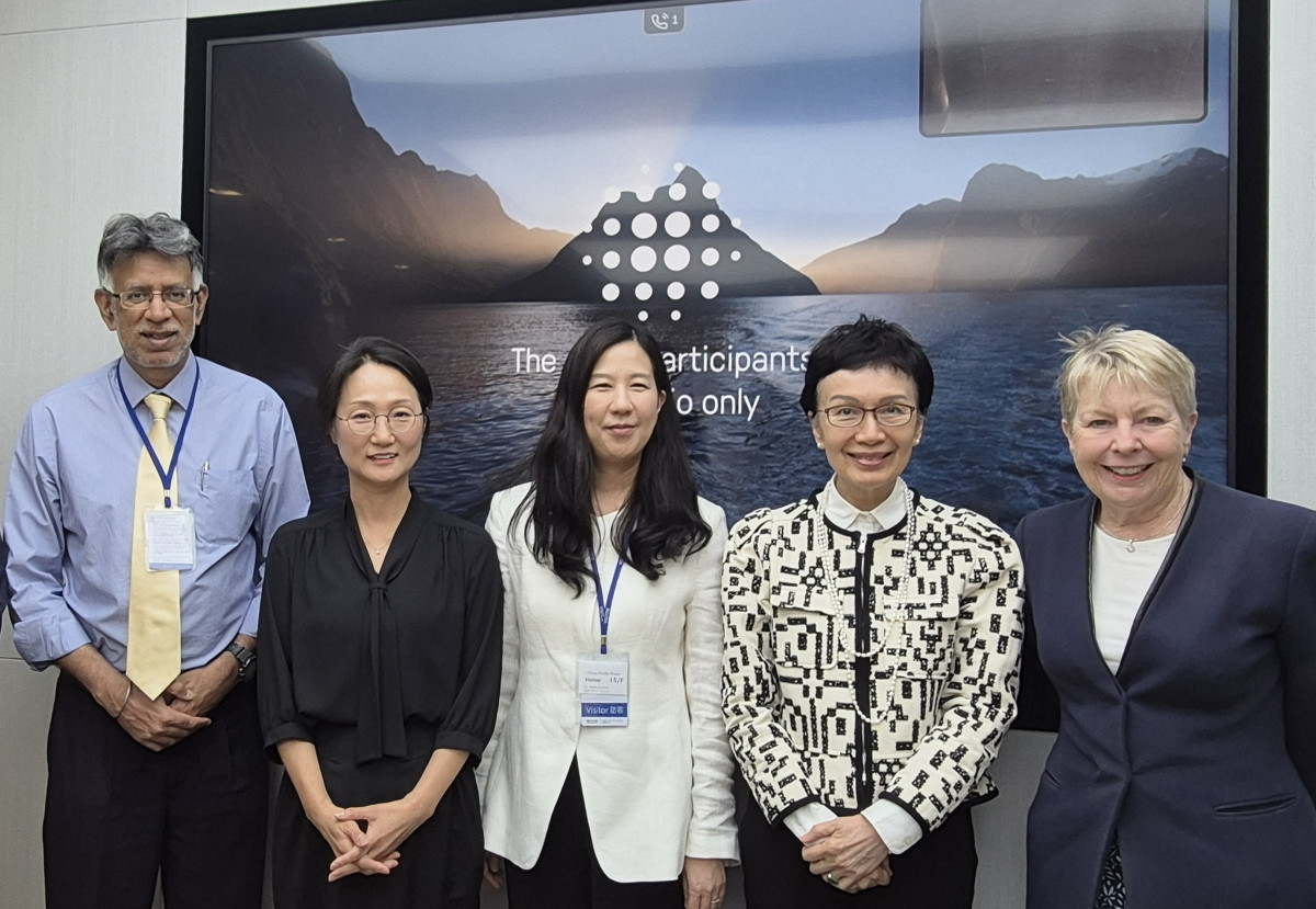 ▲27일 홍콩에서 (사진 왼쪽부터)아마르 길 ACGA 사무총장, 박유경 APG자산운용 EM주식부문장, 윤재원 신한지주 이사회 의장, 카 시 리우 홍콩신탁이사회협회장, 프루 베넷 브런즈윅그룹 파트너가 기념촬영을 하고 있다.  (사진제공=신한금융)