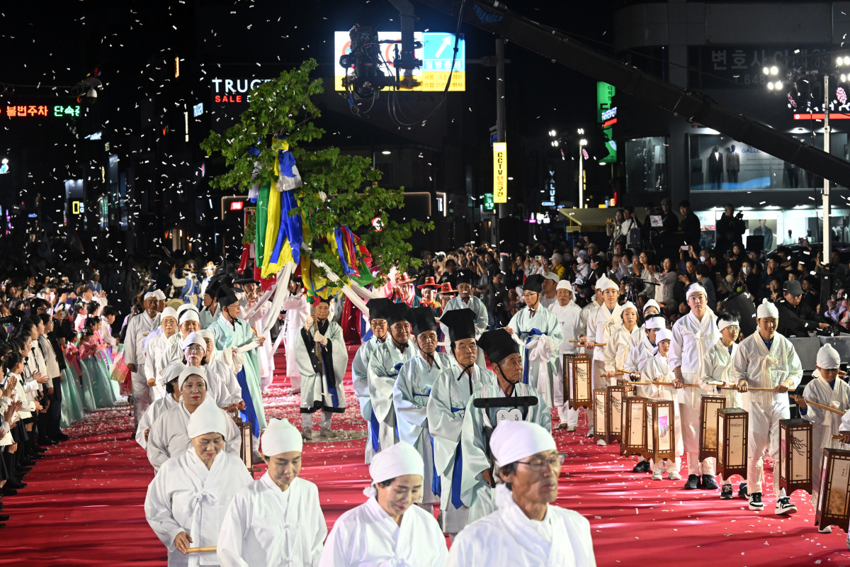 ▲유네스코 인류무형문화유산인 천년 축제 '2025 강릉단오제'의 하이라이트인 신통대길 길놀이에서 단오주신을 모신 신목행렬이 29일 오후 성내동 광장에 마련된 레드카펫을 지나고 있다. 이날 길놀이에는 총 37개 팀 4천여 명이 참가해 성황을 이뤘다. (사진제공=강릉시)
