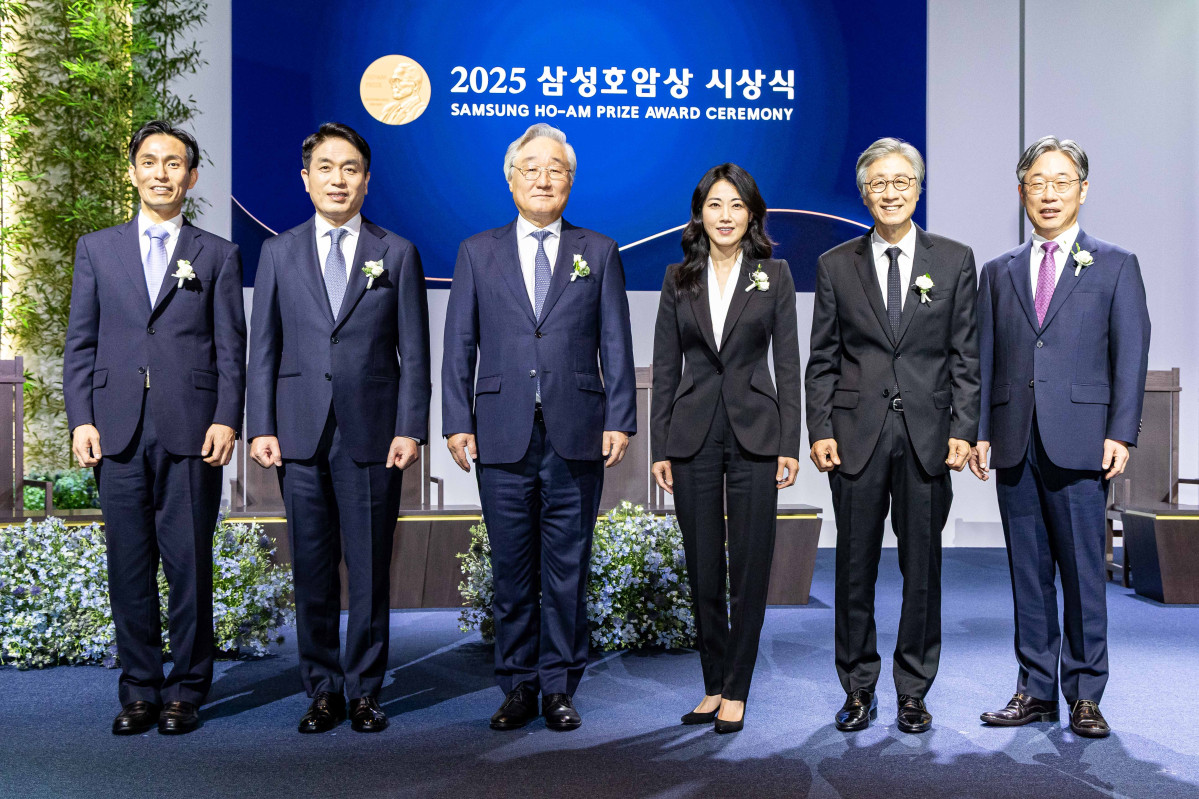▲(왼쪽부터) 과학상 물리·수학부문 신석우 UC버클리 교수, 과학상 화학·생명과학부문 정종경 서울대 교수,공학상 김승우 KAIST 명예교수, 의학상 글로리아 최 MIT 교수, 예술상 구본창 사진작가, 사회봉사상 김동해 사단법인 비전케어 이사장. (자료제공=호암재단)