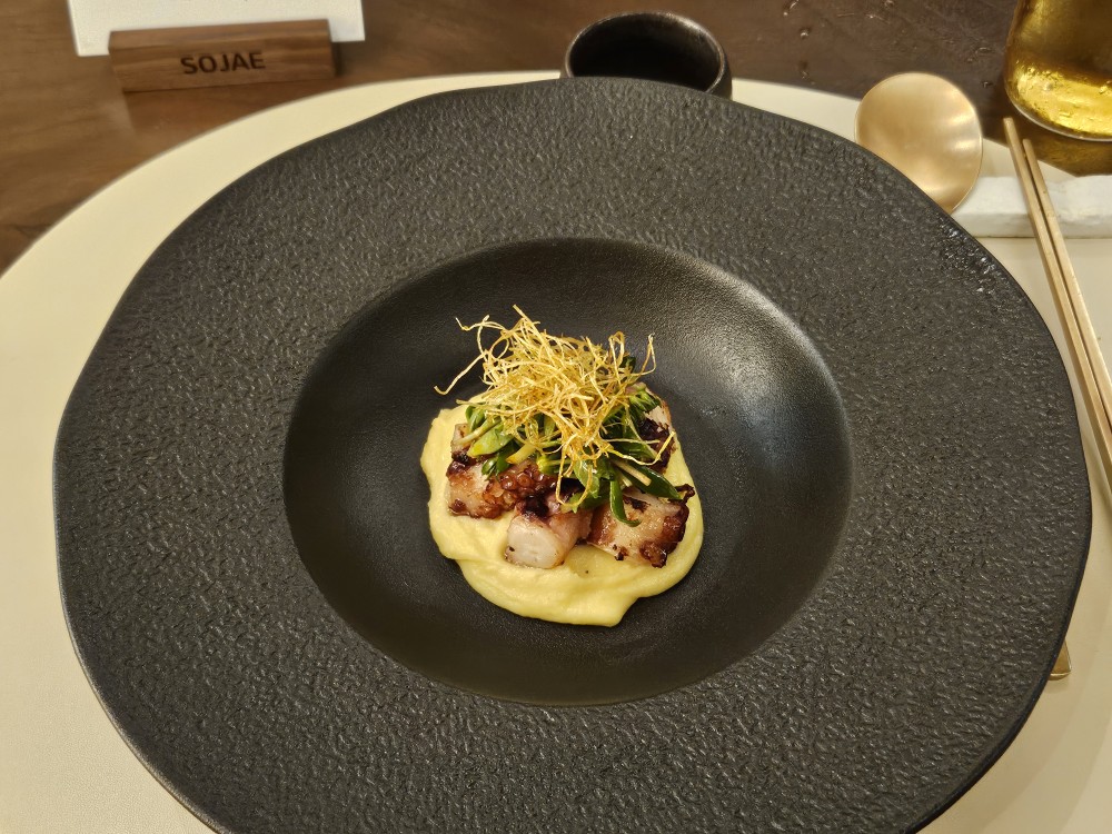 ▲성진호 셰프, 김진석 셰프가 선보인 히든 메뉴 '문어찜' (사진=문현호 기자 m2h@)