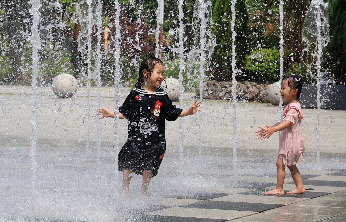 ▲덥고 습한 공기 유입으로 찜통더위가 찾아온 21일 서울 성동구 서울숲에서 어린이들이 분수 물줄기에 즐거워하고 있다.