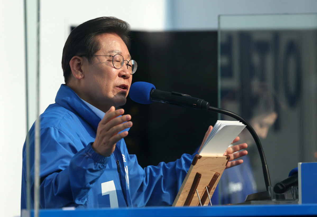 ▲이재명 더불어민주당 대선후보가 30일 오후 강원 원주시 원주행복마당 앞에서 열린 유세에서 연설하고 있다. (사진=뉴시스)