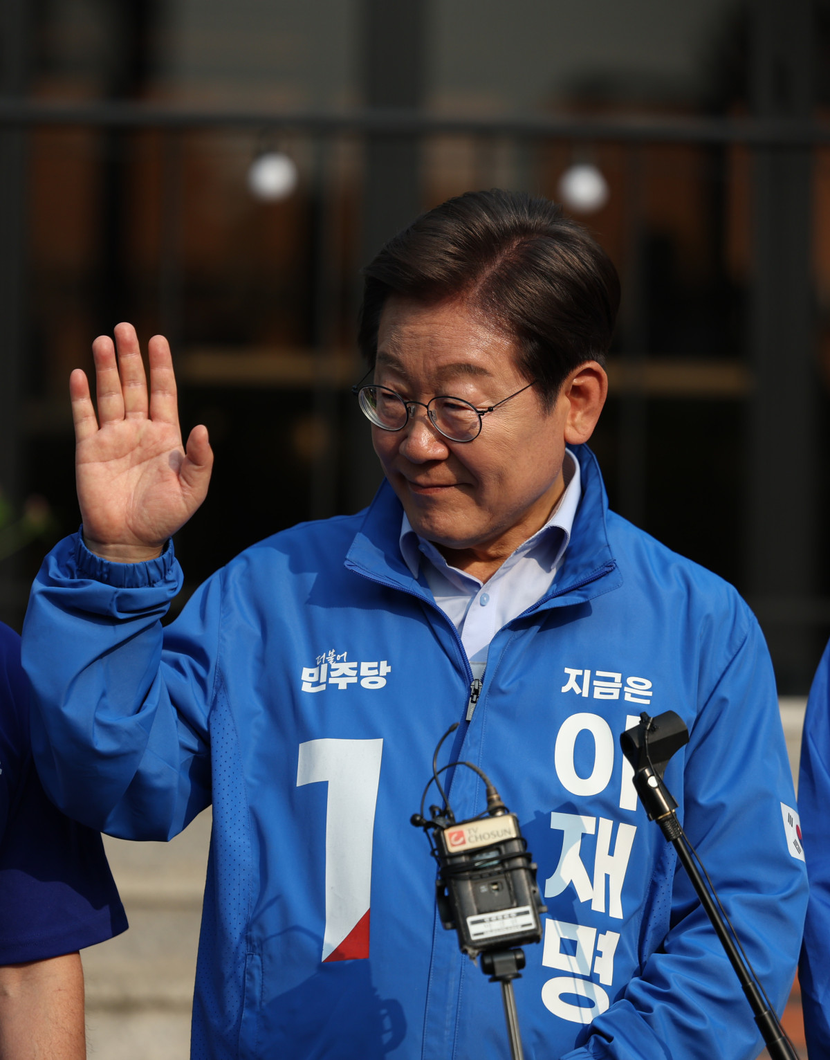 ▲이재명 더불어민주당 대선후보가 30일 오후 강원 원주시 원주행복마당에서 유세를 마친 후 언론 인터뷰에 앞서 환호하는 지지자들에게 손을 들어 답하고 있다. (사진=뉴시스)