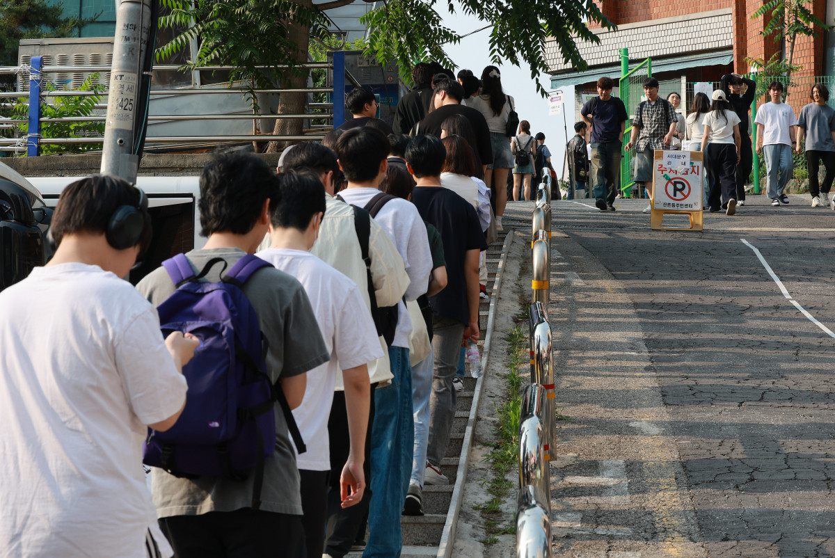 ▲21대 대통령 선거 사전투표 둘째날인 30일 서울 서대문구 구 신촌동주민센터에 마련된 신촌동사전투표소에서 유권자들이 투표하기 위해 줄을 서고 있다. (연합뉴스)