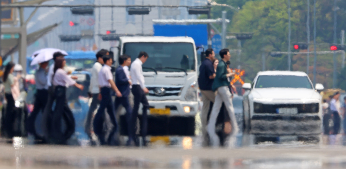 ▲전국적으로 초여름 날씨를 보인 27일 서울 영등포구 여의대로 위로 지열에 의한 아지랑이가 피어오르고 있다. (연합뉴스)