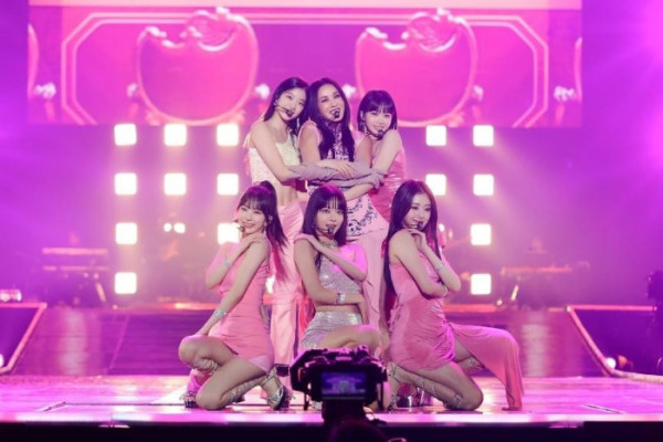 ▲'2023 위콘페' 르세라핌과 엄정화(사진제공=하이브)