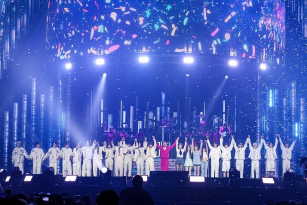 ▲'2024 위버스콘 페스티벌' 트리뷰트 아티스트 박진영과 후배 아티스트(사진제공=하이브)