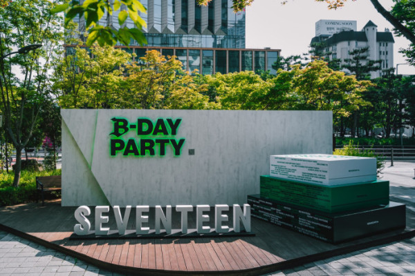 ▲세븐틴 데뷔 10주년 기념 포토존(사진제공=플레디스)