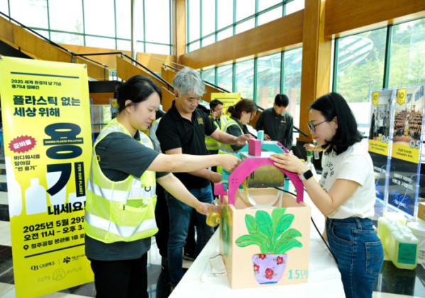 ▲29일 오비맥주 청주공장 임직원이 세계 환경의 날을 맞아 용기내 캠페인에 참여하고 있다. (사진제공=오비맥주)