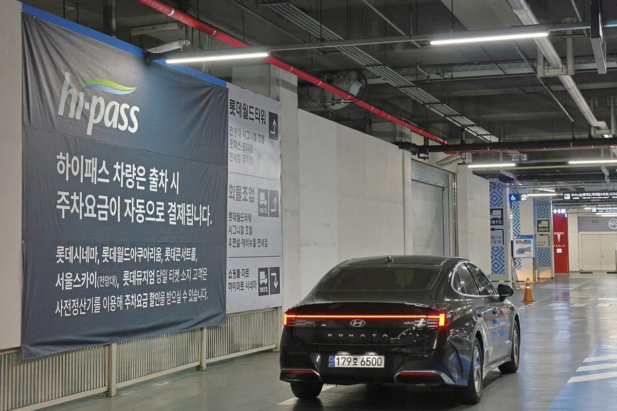 ▲롯데월드타워·몰 주차장에 무정차 자동 결제가 가능한 ‘하이패스 주차장’ 관련 안내문이 붙어 있다. (사진제공=롯데물산)