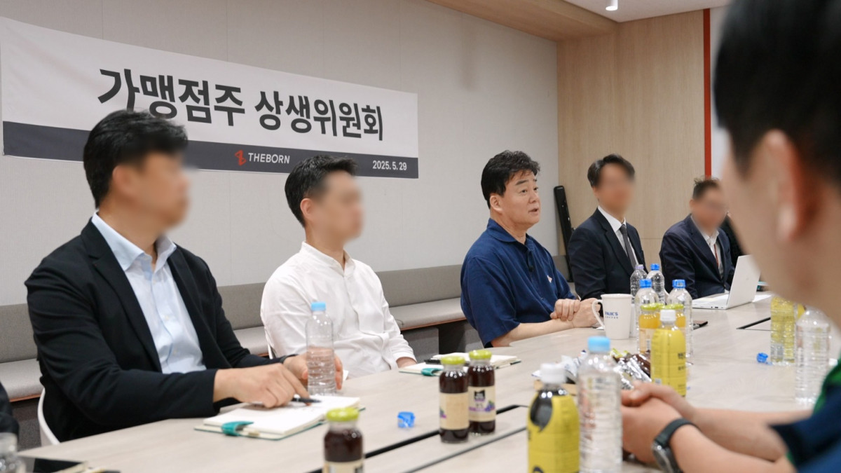 ▲5월 29일 백종원(가운데) 더본코리아 대표가 더본코리아 상생위원회 발족 첫 준비회의에 참석했다. (사진제공=더본코리아)