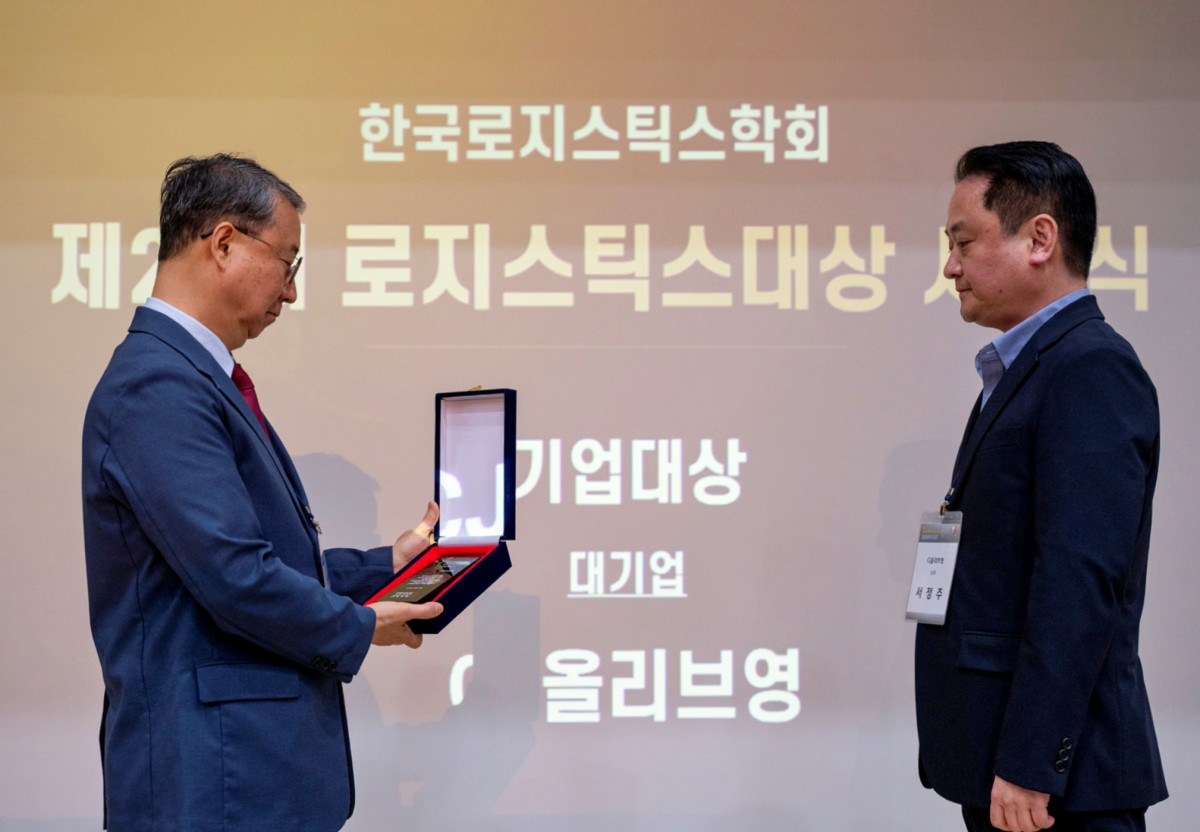 ▲5월 30일 제주대학교에서 열린 제28회 한국로지스틱스대상 시상식에서 서정주(오른쪽) CJ올리브영 SCM센터장이 수상하고 있다. (사진제공=CJ올리브영)