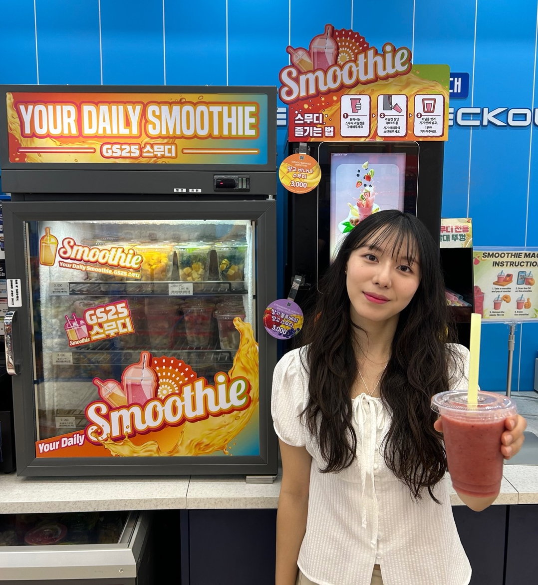 ▲GS리테일이 운영하는 편의점 GS25 모델이 여름 시즌을 맞아 ‘생과일 스무디’를 선보이고 있다.  (사진제공=GS리테일)