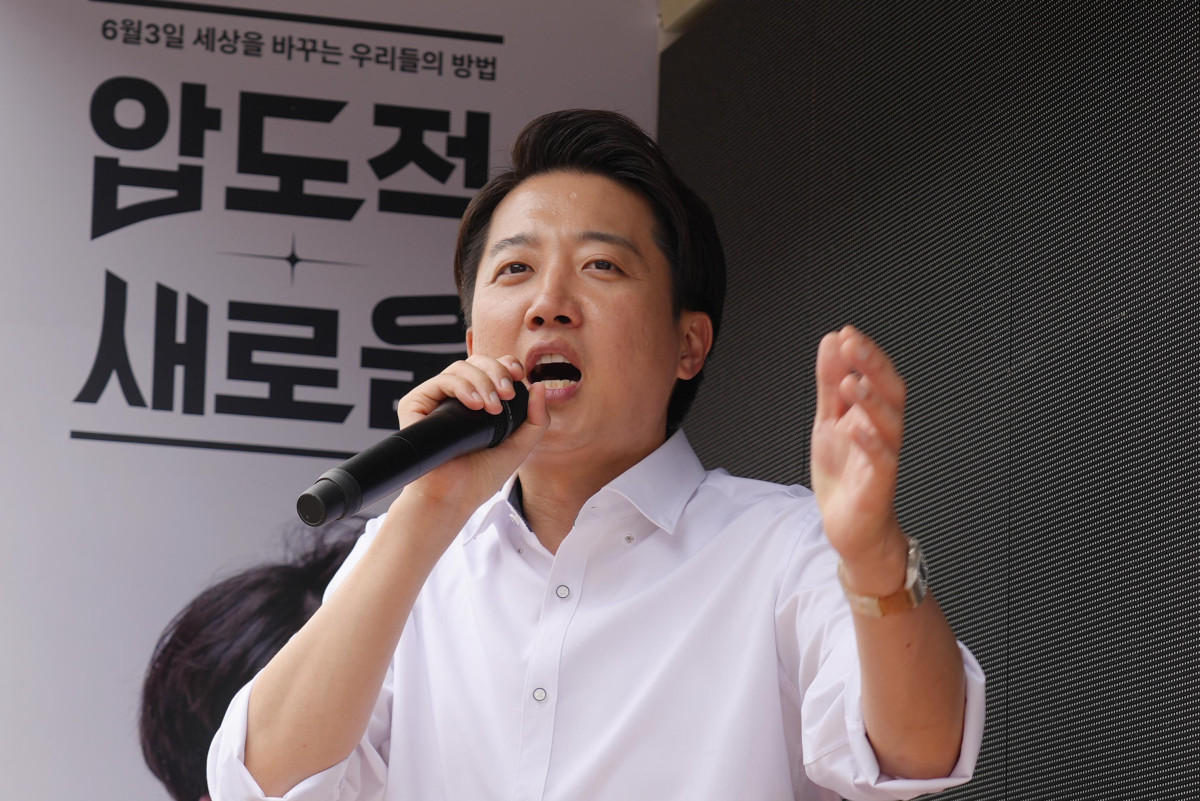 ▲이준석 개혁신당 대선 후보가 31일 인천 중구 월미도에서 열린 유세에서 시민들에게 지지를 호소하고 있다. (사진제공=개혁신당 )