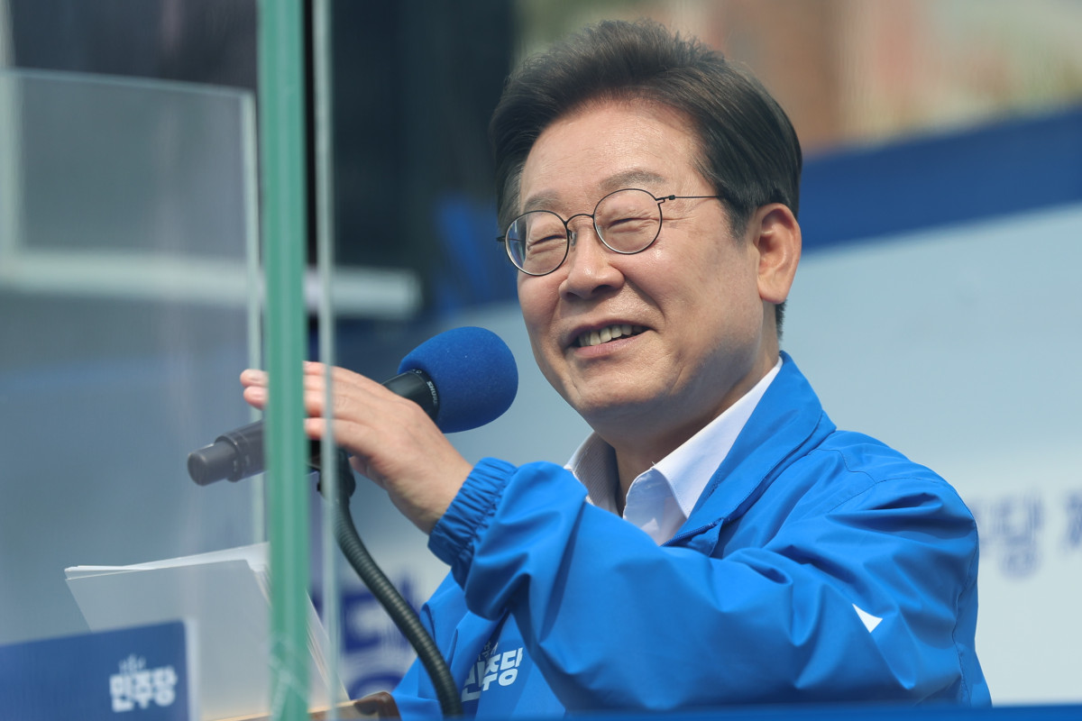 ▲더불어민주당 이재명 대선 후보가 선거를 사흘 앞둔 31일 '캐스팅 보터'로 꼽히는 충북의 청주시 오창프라자 앞 광장에서 열린 집중유세에서 시민들에게 지지를 호소하고 있다.  (연합뉴스)