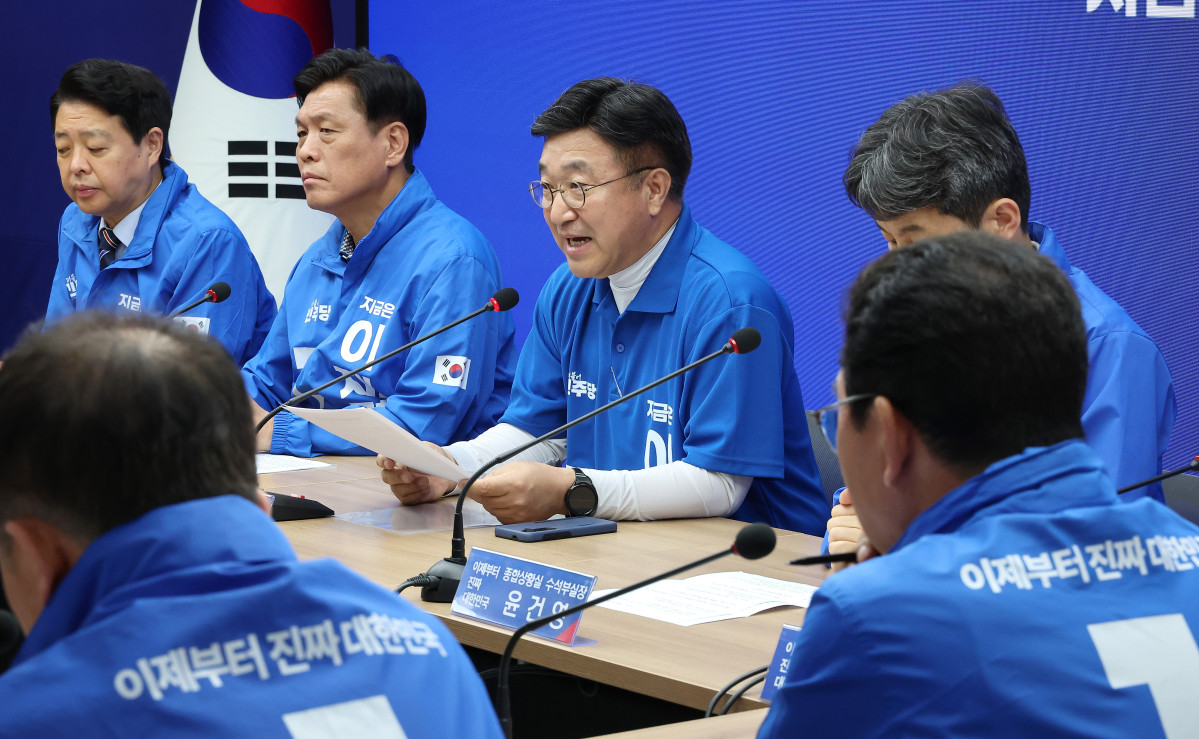 ▲더불어민주당 윤호중 중앙선거대책위원회 총괄본부장(가운데)이 1일 서울 여의도 중앙당사에서 열린 긴급 총괄본부장단 회의에서 발언하고 있다. (연합뉴스)