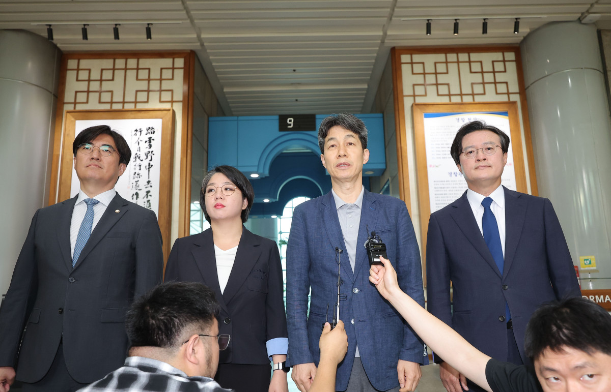 ▲국회 행정안전위원회 소속 윤건영, 용혜인, 채현일, 김성회 의원이 1일 '리박스쿨'이라는 보수 성향 단체의 댓글 조작 의혹에 대한 경찰의 신속한 수사를 촉구하며 서울 서대문구 경찰청 방문을 마친 뒤 발언하고 있다. (연합뉴스)