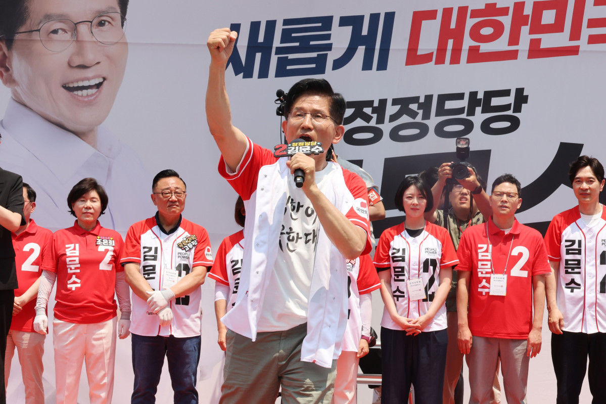 ▲김문수 국민의힘 대선 후보가 1일 서울 강남구 코엑스 인근에서 열린 집중유세에서 지지호소를 하고 있다. (사진제공=뉴시스)