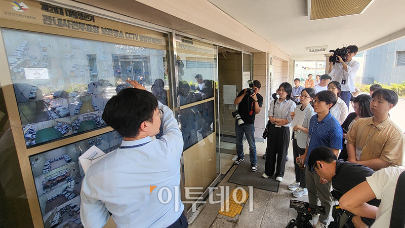 ▲1일 서울 종로구 서울시선거관리위원회에서 제21대 대통령선거 공정선거참관단이 선관위 관계자의 설명을 들으며 관내사전투표함, 우표투표함 보관장소 CCTV 통합관제센터 화면을 열람하고 있다. 고이란 기자 photoeran@