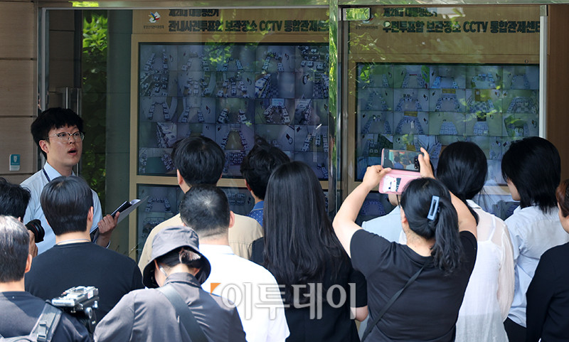 ▲1일 서울 종로구 서울시선거관리위원회에서 제21대 대통령선거 공정선거참관단이 선관위 관계자의 설명을 들으며 관내사전투표함, 우표투표함 보관장소 CCTV 통합관제센터 화면을 열람하고 있다. 고이란 기자 photoeran@