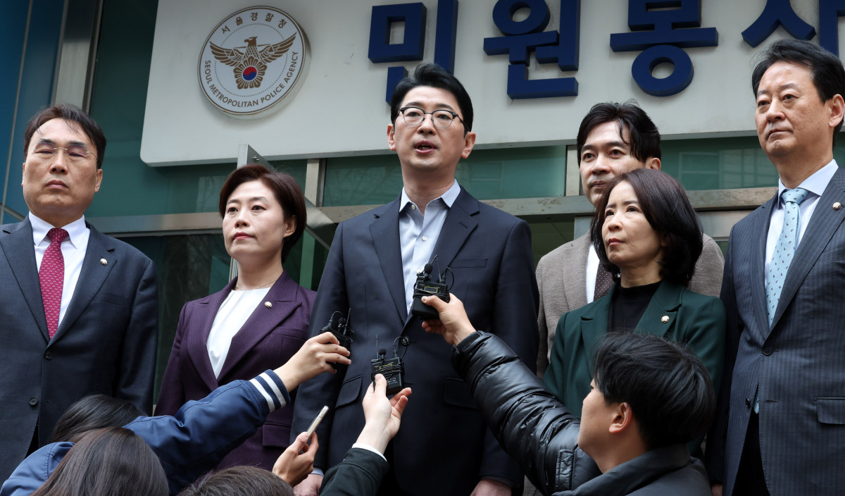 ▲주진우 국민의힘 법률자문위원장이 31일 오후 서울 종로구 서울경찰청 앞에서 이재명 더불어민주당 대표, 방송인 김어준씨 등 72인에 대한 '내란음모(예비적: 내란선전·선동) 혐의 형사 고발장'을 접수 한 후 기자회견을 하고 있다.  (뉴시스)