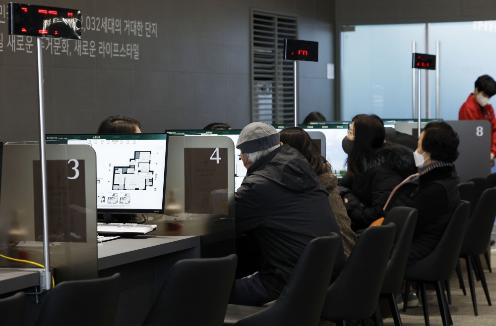 ▲서울의 한 아파트 견본주택을 찾은 방문객들이 분양상담을 받고 있다. 조현호 기자 hyunho@ (이투데이DB)