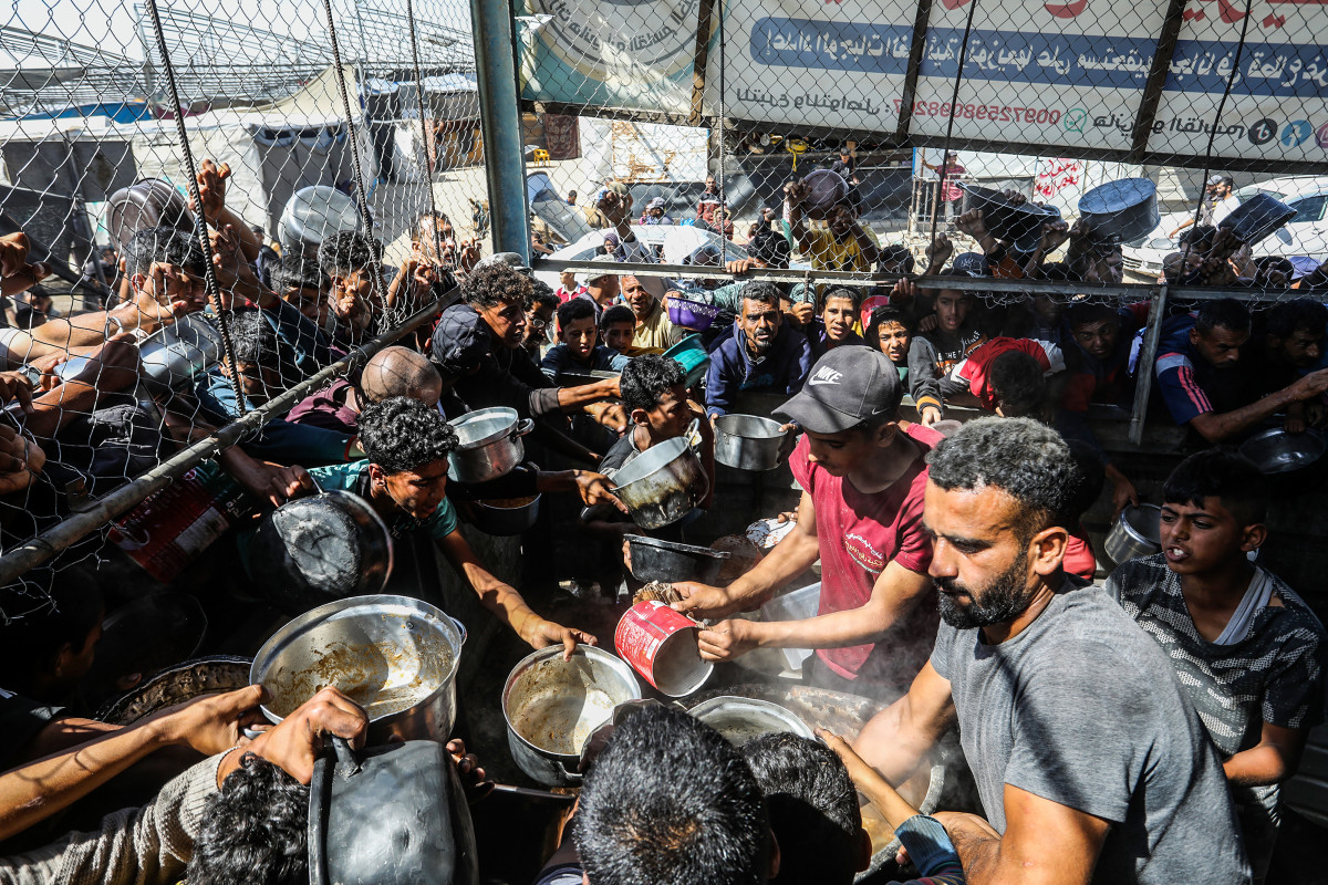 ▲팔레스타인 주민들이 5월 30일(현지시간) 가자지구 남부 칸 유니스의 난민 캠프에 있는 자선 식당에서 식량을 받기 위해 모여 들고 있다. 가자지구/UPI연합뉴스