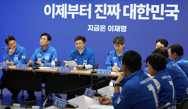 ▲더불어민주당 윤호중 중앙선거대책위원회 총괄본부장(왼쪽 세번째)이 1일 서울 여의도 중앙당사에서 열린 긴급 총괄본부장단 회의에서 발언하고 있다. (연합뉴스 )