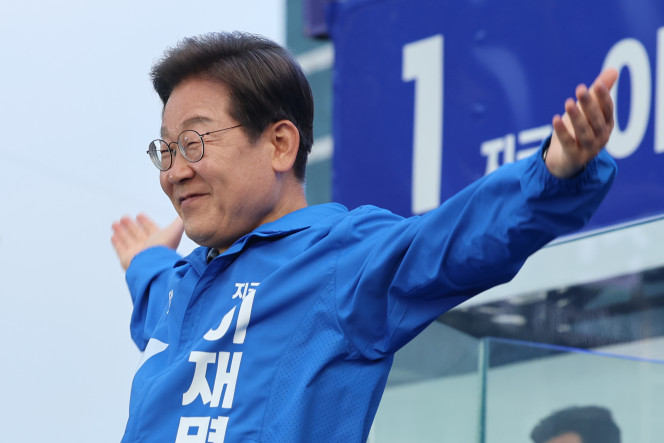 ▲더불어민주당 이재명 대선 후보가 선거를 이틀 앞둔 1일 부산광역시 부산역광장에서 유세장을 가득 메운 시민들을 향해 인사하고 있다. 2025.6.1. (연합뉴스)