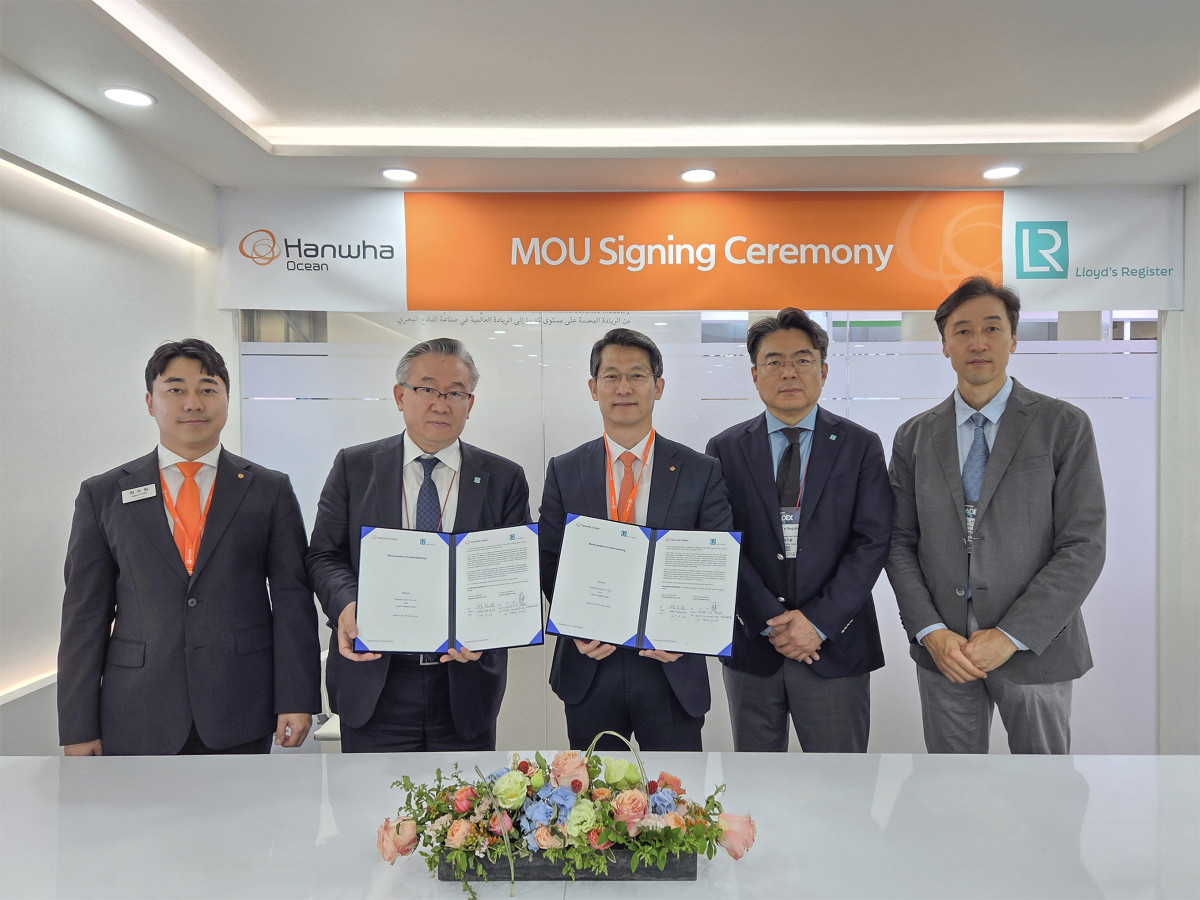 ▲지난 30일 부산 마덱스 현장에서 정승균 한화오션 특수선해외사업단장 부사장(가운데)과 홍충식 로이드 선급 극동아시아 사업총괄 부사장(왼쪽에서 두번째) 등 양사 관계자들이 해외 함정수출을 위한 전략적 협력 MOU를 체결한 뒤 기념촬영을 하고 있다. (한화오션)