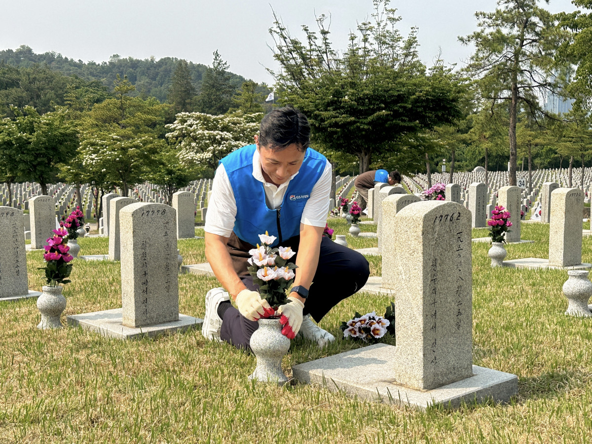 ▲허서홍 GS리테일 대표이사가 국립서울현충원 제39묘역에 헌화 및 묘비 닦기 봉사활동을 하고 있다. (사진제공=GS리테일)