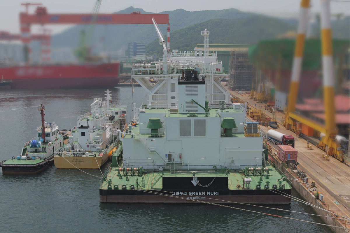 ▲KRISO가 국내 최초 소형 벙커링 선박을 활용한 STS(Ship-to-Ship) LNG 벙커링 동시작업 실증을 진행하고 있다.