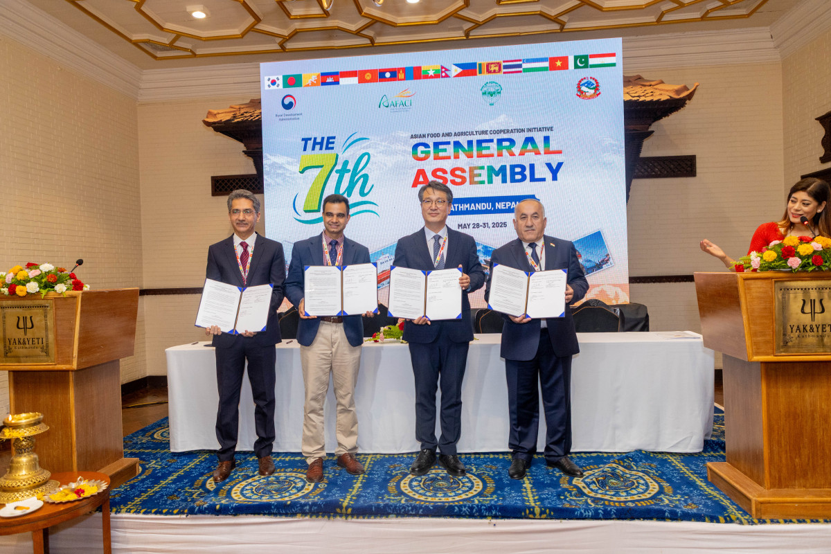 ▲서효원 농촌진흥청 차장이 AFACI 회원으로 신규 가입하는 타지키스탄과 파키스탄과 농진청 간 가입 협약식에서 기념촬영을 하고 있다. (사진제공=농촌진흥청)