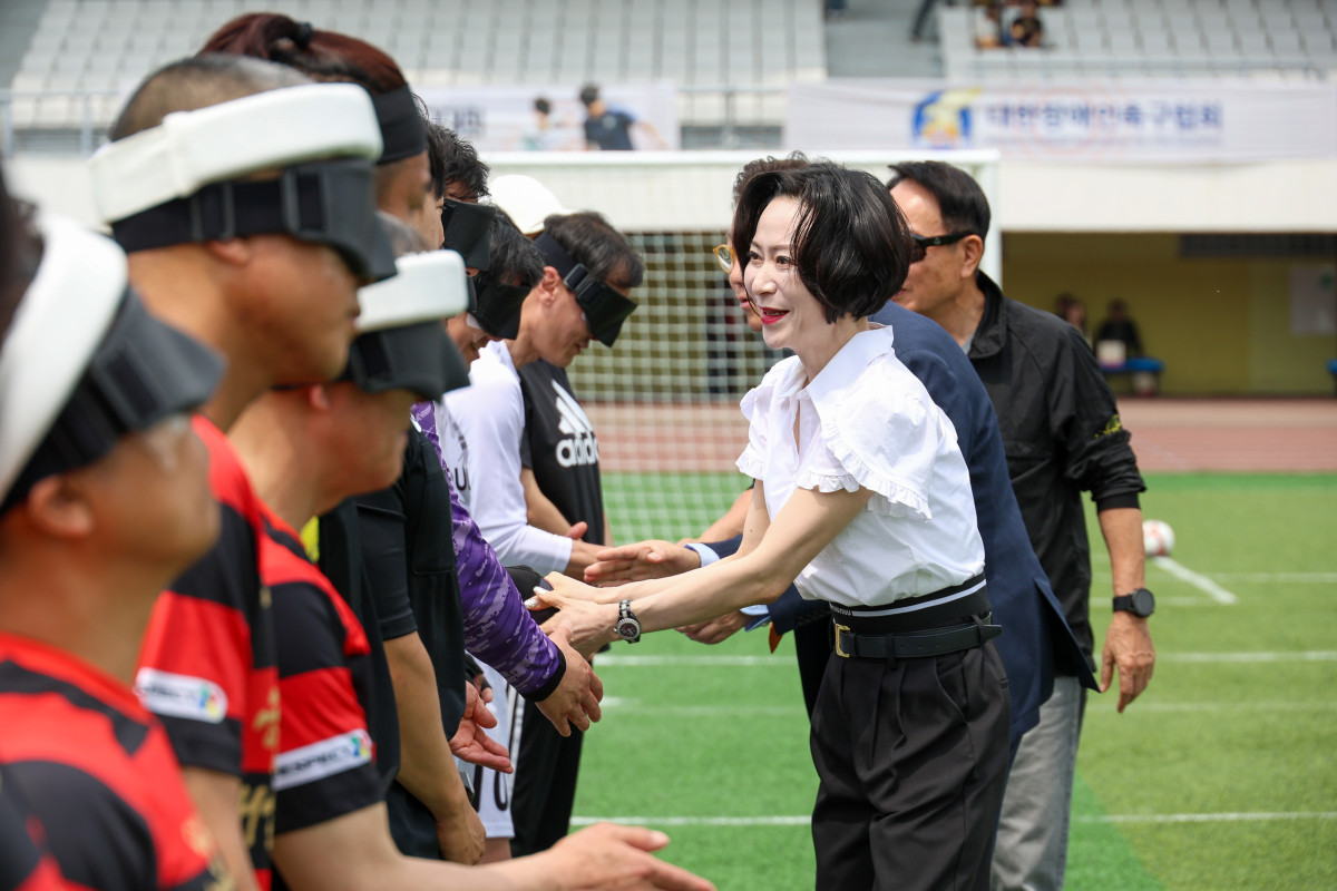 ▲장혜선 롯데장학재단 이사장이 경기에 앞서 시각장애인축구선수들에게 인사를 건네고 있다. (사진제공=롯데장학재단)