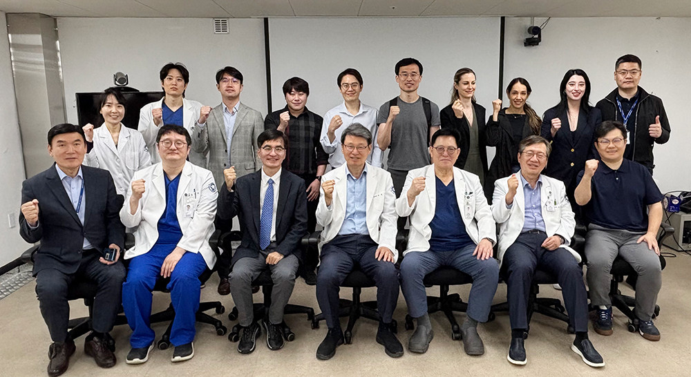 ▲윌스기념병원에서 열린 척추질환 치료 심포지엄에 참석한 김진성 교수, 박춘근 병원장, 조용은 의무원장, 이상원 센터장 등 의료진과 국내외 연수의가 단체 사진을 촬영하고 있다. (윌스기)