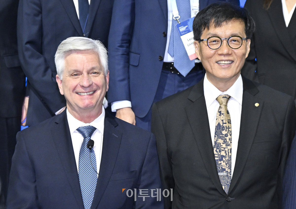 ▲이창용(오른쪽) 한국은행 총재와 크리스토퍼 월러 미국 연방준비제도(Fed·연준) 이사가 2일 서울 중구 한국은행에서 열린 2025년 BOK 국제컨퍼런스에서 참석자들과 기념촬영을 하고 있다. 조현호 기자 hyunho@