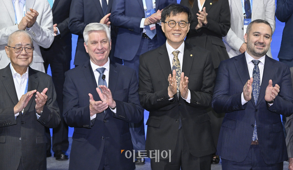 ▲이창용(왼쪽 세 번째) 한국은행 총재와 크리스토퍼 월러(왼쪽 두 번쨰) 미국 연방준비제도(Fed·연준) 이사가 2일 서울 중구 한국은행에서 열린 2025년 BOK 국제컨퍼런스에서 참석자들과 기념촬영을 하고 있다. 조현호 기자 hyunho@