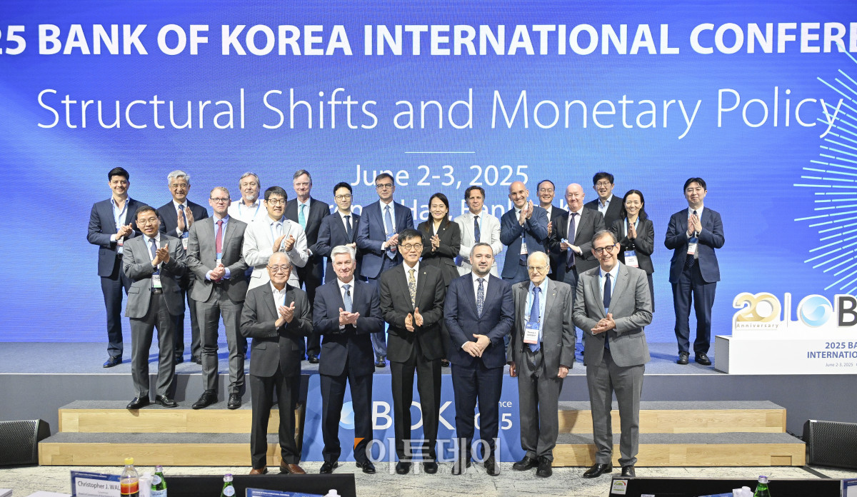 ▲이창용(앞줄 왼쪽 세 번째) 한국은행 총재와 크리스토퍼 월러(앞줄 왼쪽 두 번째) 미국 연방준비제도(Fed·연준) 이사가 2일 서울 중구 한국은행에서 열린 2025년 BOK 국제컨퍼런스에서 참석자들과 기념촬영을 하고 있다. 조현호 기자 hyunho@