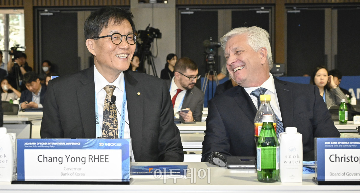 ▲이창용(왼쪽) 한국은행 총재와 크리스토퍼 월러 미국 연방준비제도(Fed·연준) 이사가 2일 서울 중구 한국은행에서 열린 2025년 BOK 국제컨퍼런스에서 대화를 하고 있다. 조현호 기자 hyunho@