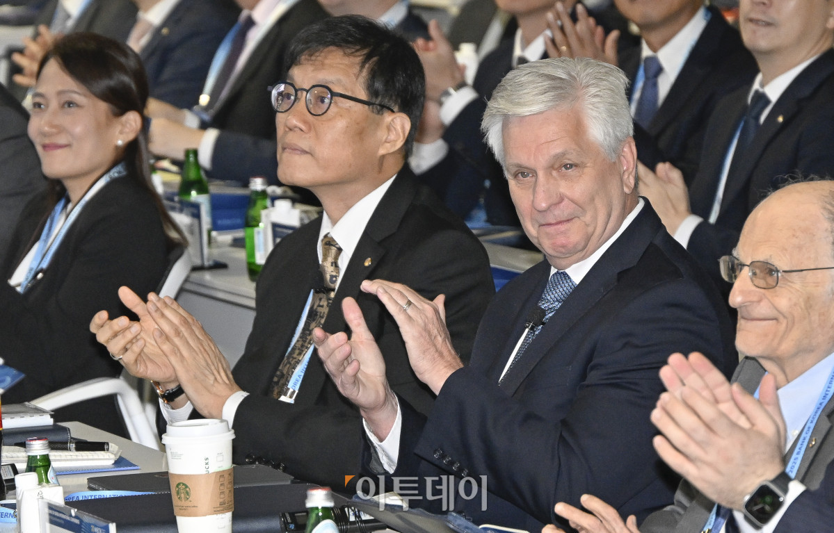 ▲이창용(왼쪽 두 번째) 한국은행 총재와 크리스토퍼 월러 미국 연방준비제도(Fed·연준) 이사가 2일 서울 중구 한국은행에서 열린 2025년 BOK 국제컨퍼런스에서 박수를 치고 있다. 조현호 기자 hyunho@