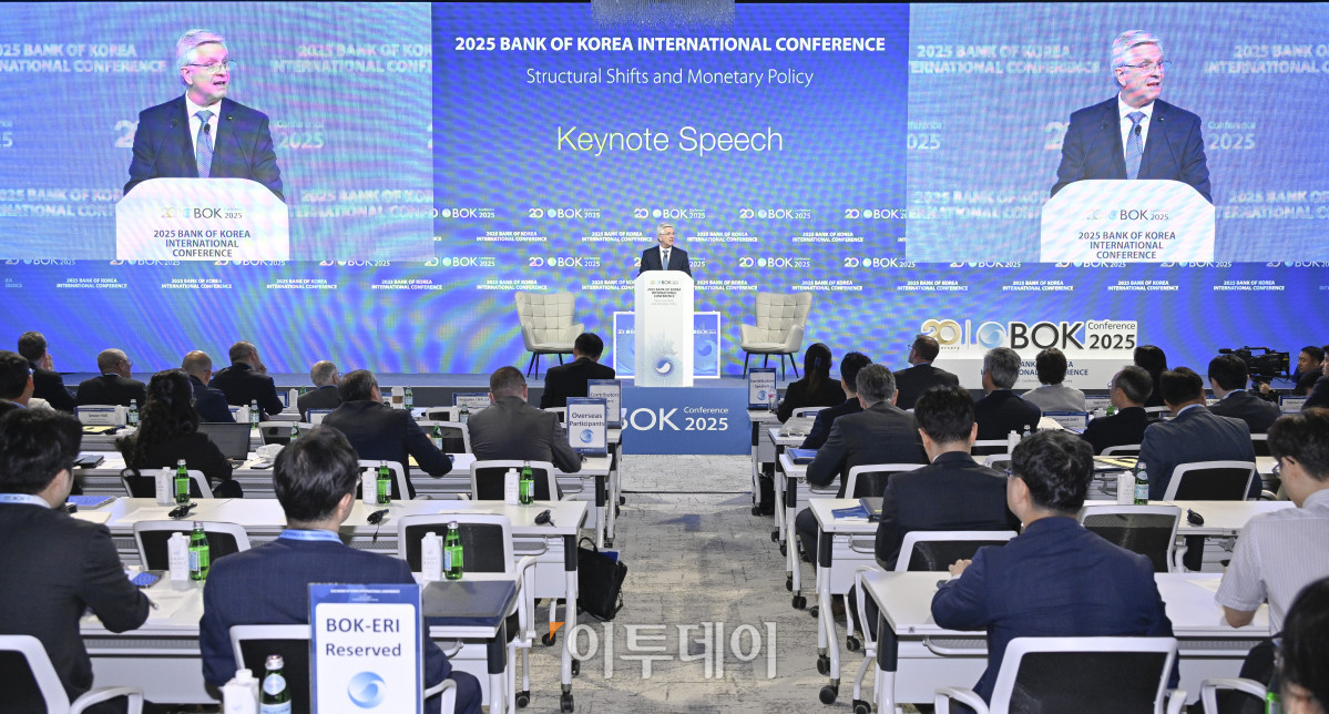 ▲크리스토퍼 월러 미국 연방준비제도(Fed·연준) 이사가 2일 서울 중구 한국은행에서 열린 2025년 BOK 국제컨퍼런스에서 기조연설을 하고 있다. 조현호 기자 hyunho@