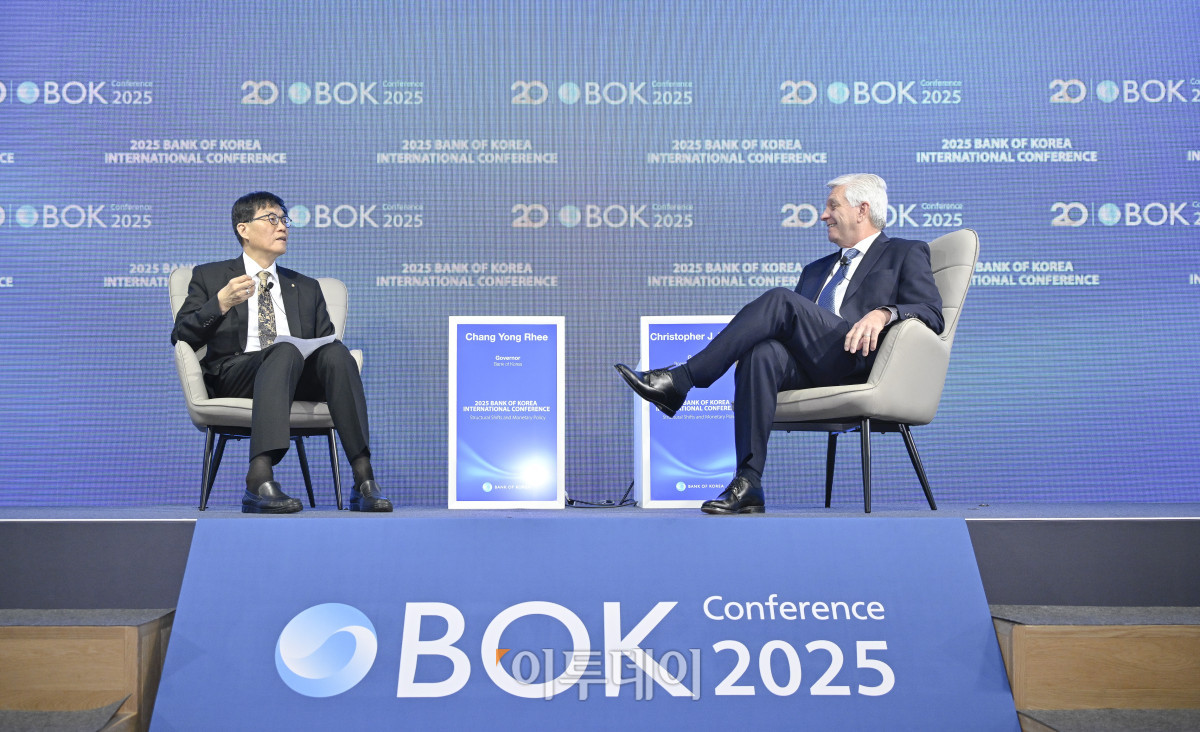 ▲이창용 한국은행 총재가 2일 서울 중구 한국은행에서 열린 2025년 BOK 국제컨퍼런스에서 크리스토퍼 월러 미국 연방준비제도(Fed·연준) 이사와 정책 대담을 하고 있다. 조현호 기자 hyunho@