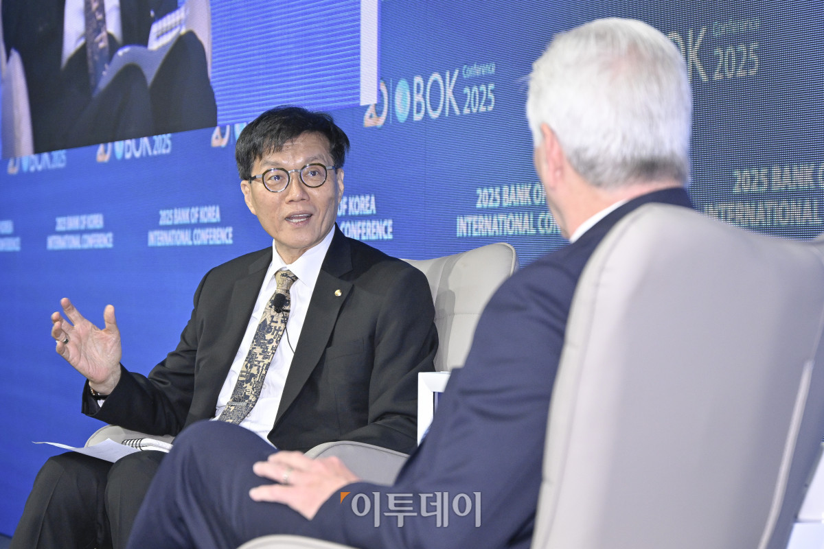 ▲이창용 한국은행 총재가 2일 서울 중구 한국은행에서 열린 2025년 BOK 국제컨퍼런스에서 크리스토퍼 월러 미국 연방준비제도(Fed·연준) 이사와 정책 대담을 하고 있다. 조현호 기자 hyunho@