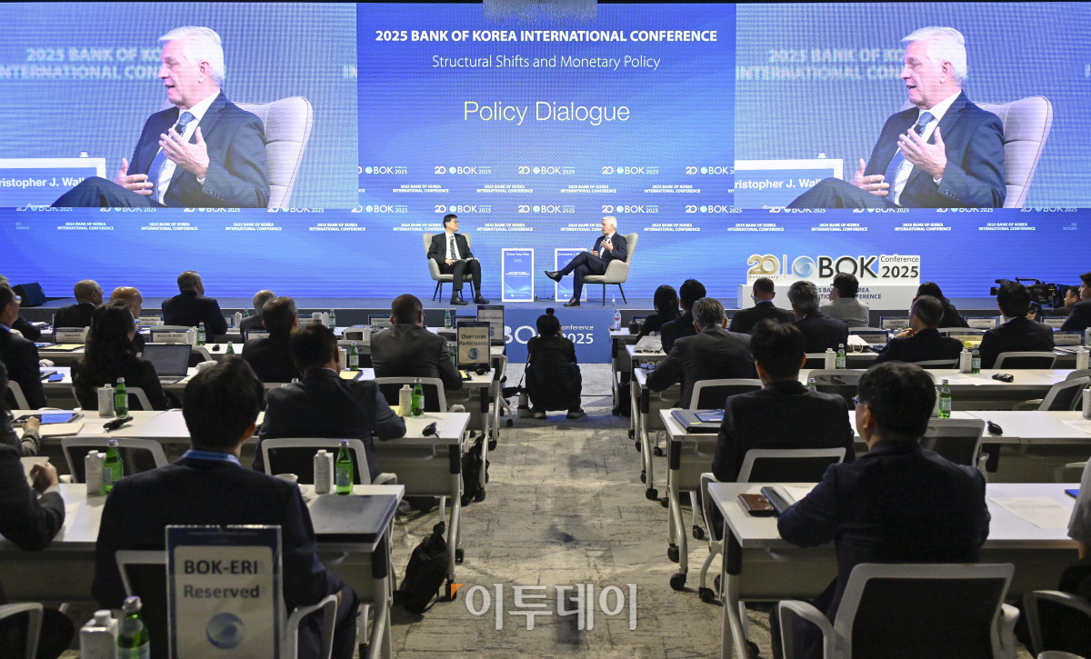 ▲크리스토퍼 월러 미국 연방준비제도(Fed·연준) 이사가 2일 서울 중구 한국은행에서 열린 2025년 BOK 국제컨퍼런스에서 이창용 한국은행 총재와 대담을 하고 있다. 조현호 기자 hyunho@